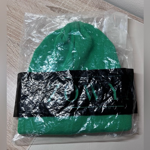 Unisex Knit Cuffed Winter Beanie - NWT - Picture 4 of 5